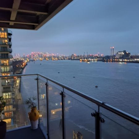 Snuggle Inn - Riverside Apartments - Views Over Looking London River Thames, Close To O2 Arena, London Excel, London City Airport, Thames Clipper- River Boat Service, Woolwich Ferry, Onsite Parking, Twin Room Option Available エクステリア 写真