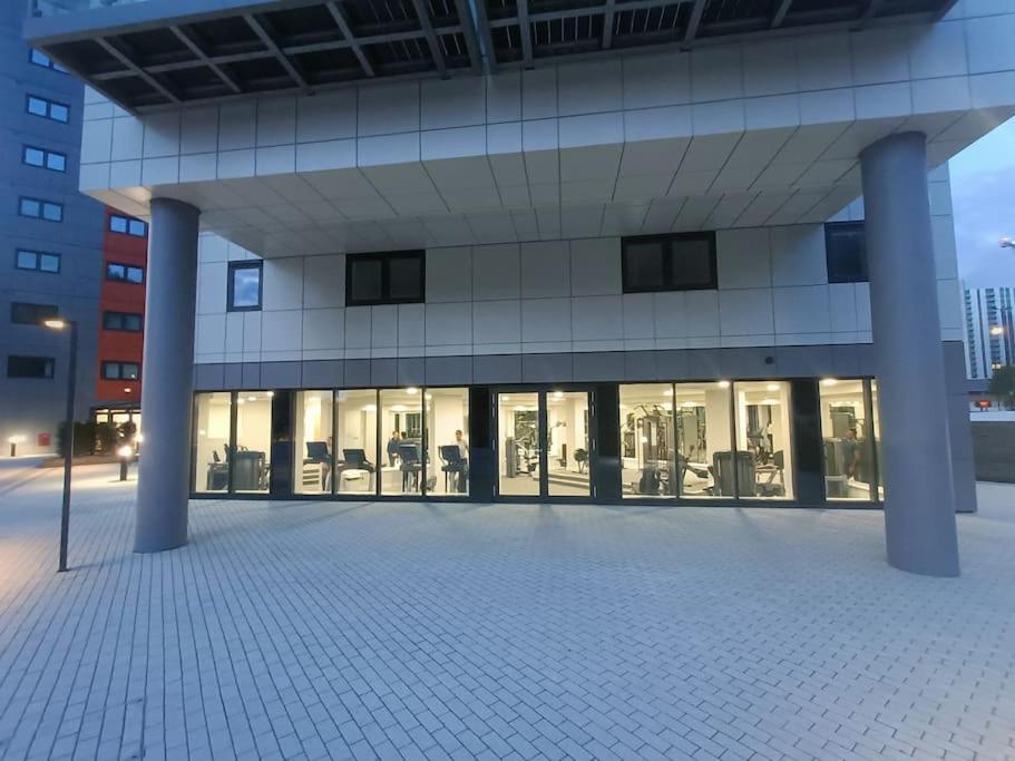 Snuggle Inn - Riverside Apartments - Views Over Looking London River Thames, Close To O2 Arena, London Excel, London City Airport, Thames Clipper- River Boat Service, Woolwich Ferry, Onsite Parking, Twin Room Option Available エクステリア 写真