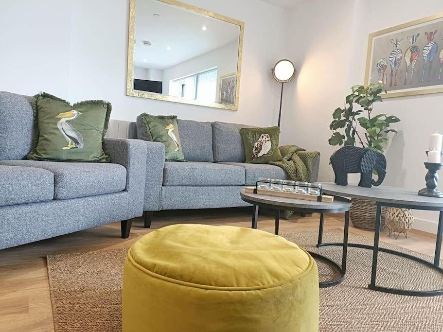 Snuggle Inn - Riverside Apartments - Views Over Looking London River Thames, Close To O2 Arena, London Excel, London City Airport, Thames Clipper- River Boat Service, Woolwich Ferry, Onsite Parking, Twin Room Option Available エクステリア 写真