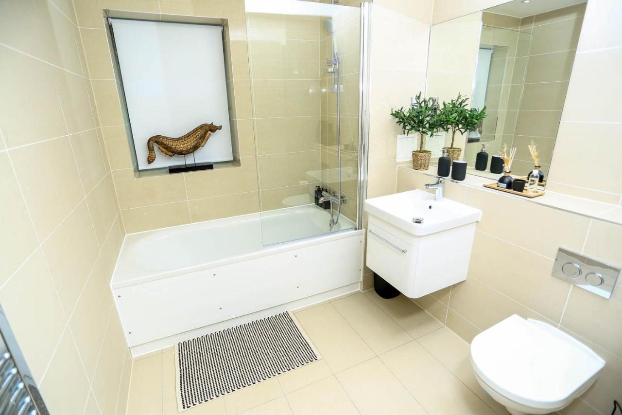 Snuggle Inn - Riverside Apartments - Views Over Looking London River Thames, Close To O2 Arena, London Excel, London City Airport, Thames Clipper- River Boat Service, Woolwich Ferry, Onsite Parking, Twin Room Option Available エクステリア 写真