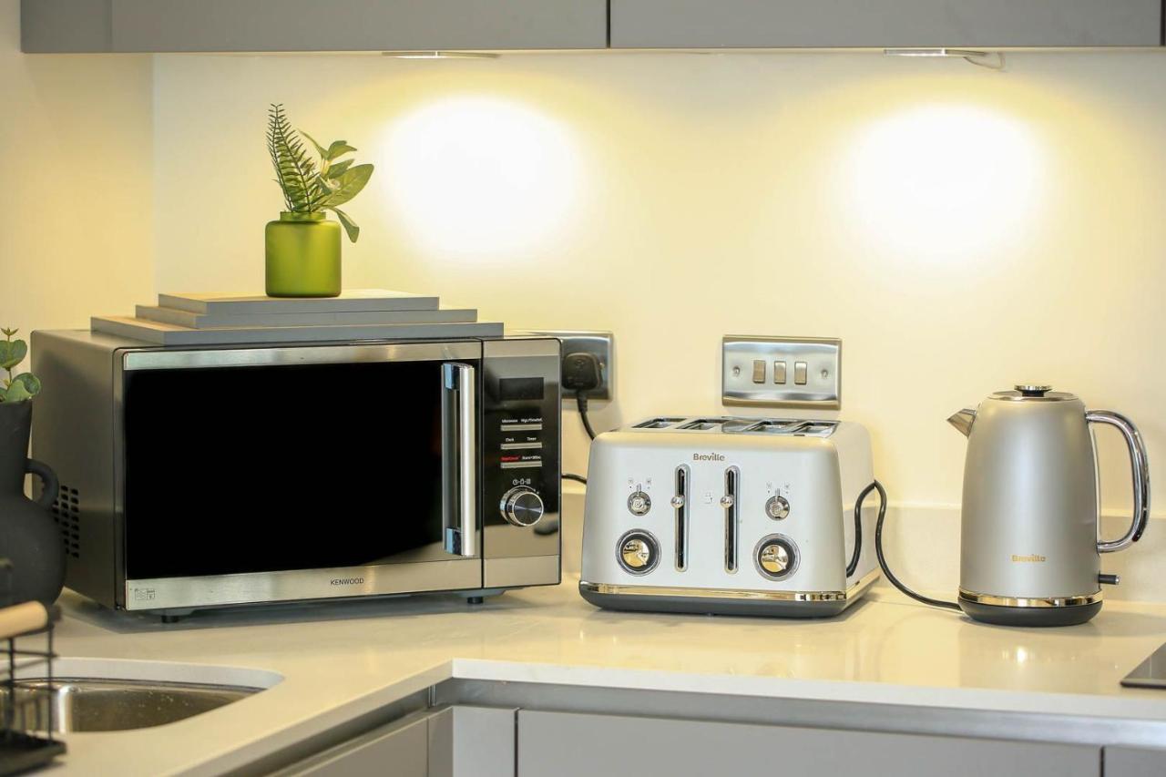 Snuggle Inn - Riverside Apartments - Views Over Looking London River Thames, Close To O2 Arena, London Excel, London City Airport, Thames Clipper- River Boat Service, Woolwich Ferry, Onsite Parking, Twin Room Option Available エクステリア 写真