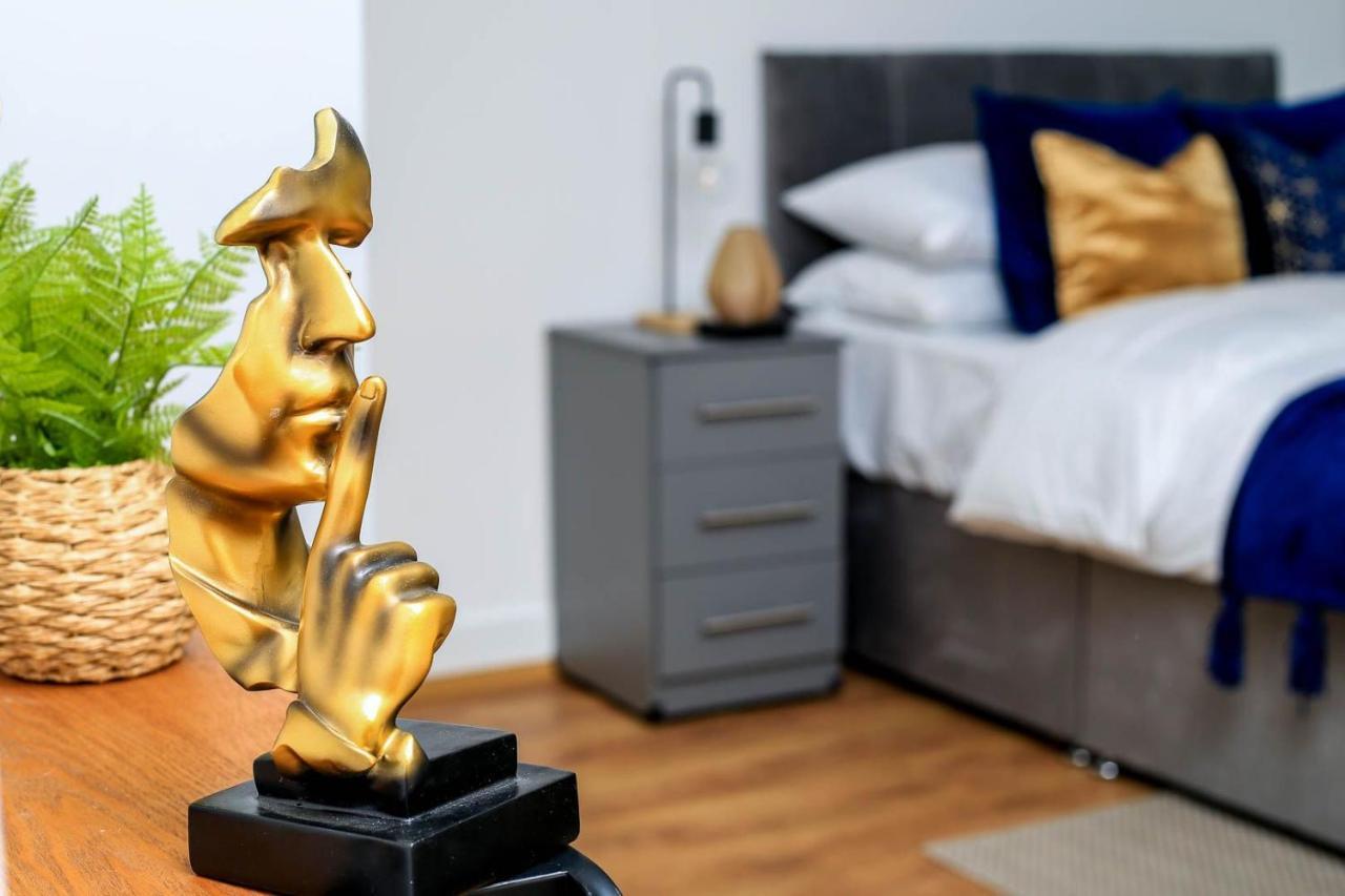 Snuggle Inn - Riverside Apartments - Views Over Looking London River Thames, Close To O2 Arena, London Excel, London City Airport, Thames Clipper- River Boat Service, Woolwich Ferry, Onsite Parking, Twin Room Option Available エクステリア 写真