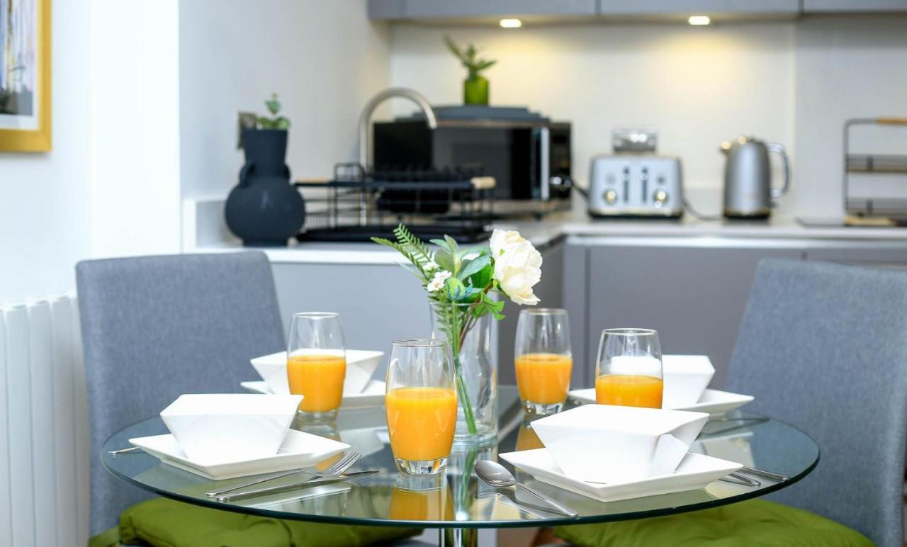 Snuggle Inn - Riverside Apartments - Views Over Looking London River Thames, Close To O2 Arena, London Excel, London City Airport, Thames Clipper- River Boat Service, Woolwich Ferry, Onsite Parking, Twin Room Option Available エクステリア 写真