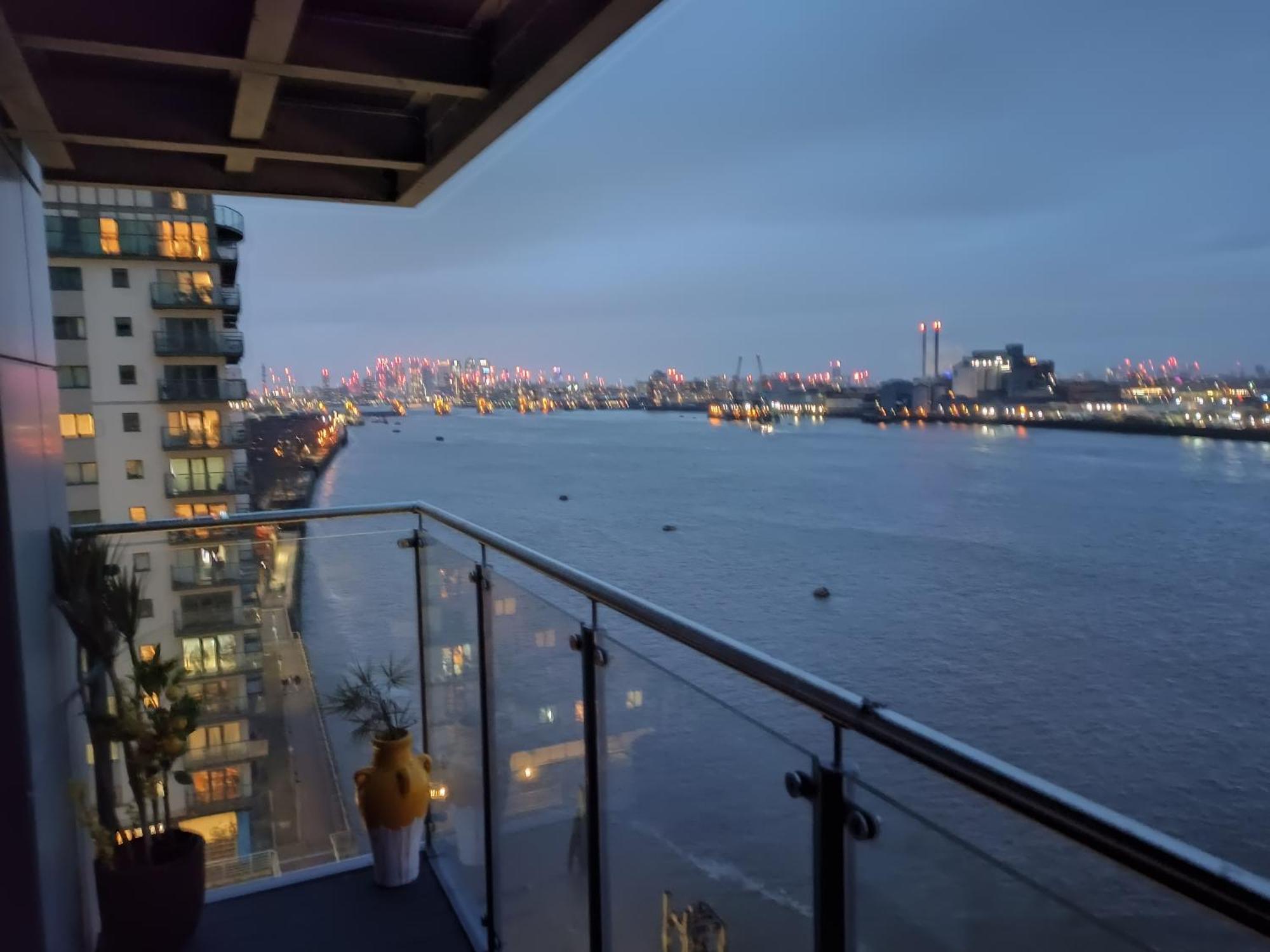 Snuggle Inn - Riverside Apartments - Views Over Looking London River Thames, Close To O2 Arena, London Excel, London City Airport, Thames Clipper- River Boat Service, Woolwich Ferry, Onsite Parking, Twin Room Option Available エクステリア 写真