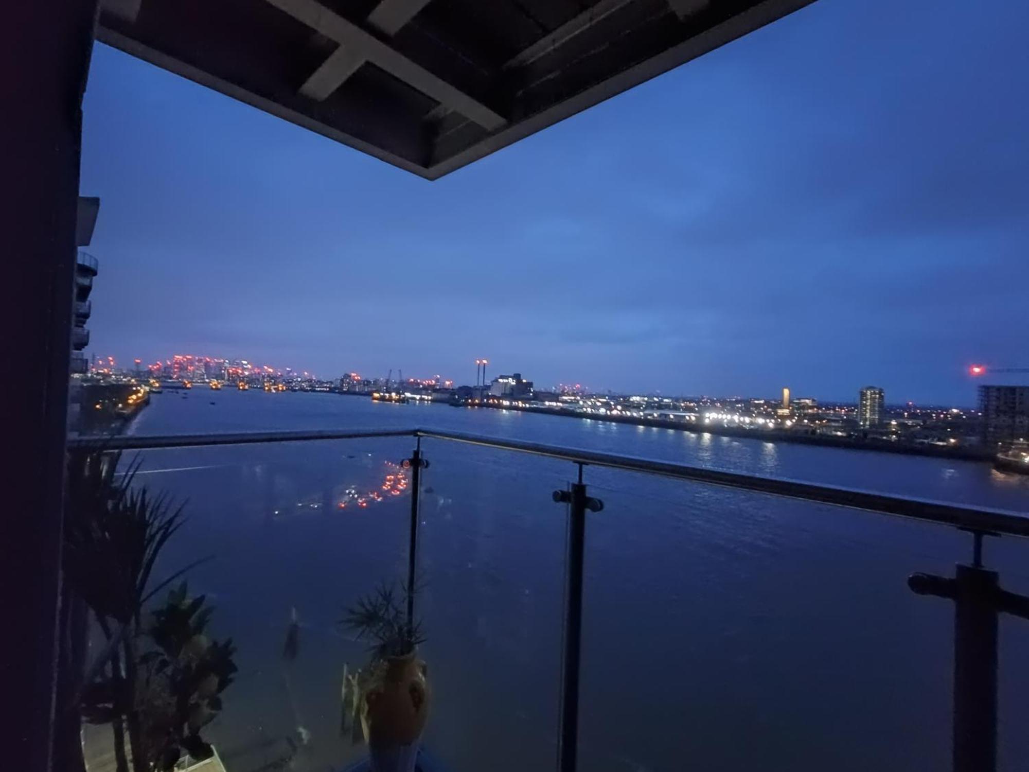 Snuggle Inn - Riverside Apartments - Views Over Looking London River Thames, Close To O2 Arena, London Excel, London City Airport, Thames Clipper- River Boat Service, Woolwich Ferry, Onsite Parking, Twin Room Option Available エクステリア 写真