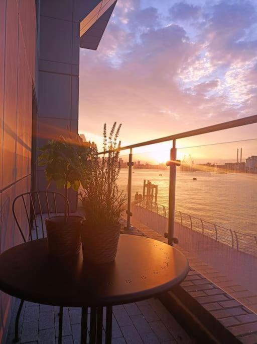 Snuggle Inn - Riverside Apartments - Views Over Looking London River Thames, Close To O2 Arena, London Excel, London City Airport, Thames Clipper- River Boat Service, Woolwich Ferry, Onsite Parking, Twin Room Option Available エクステリア 写真
