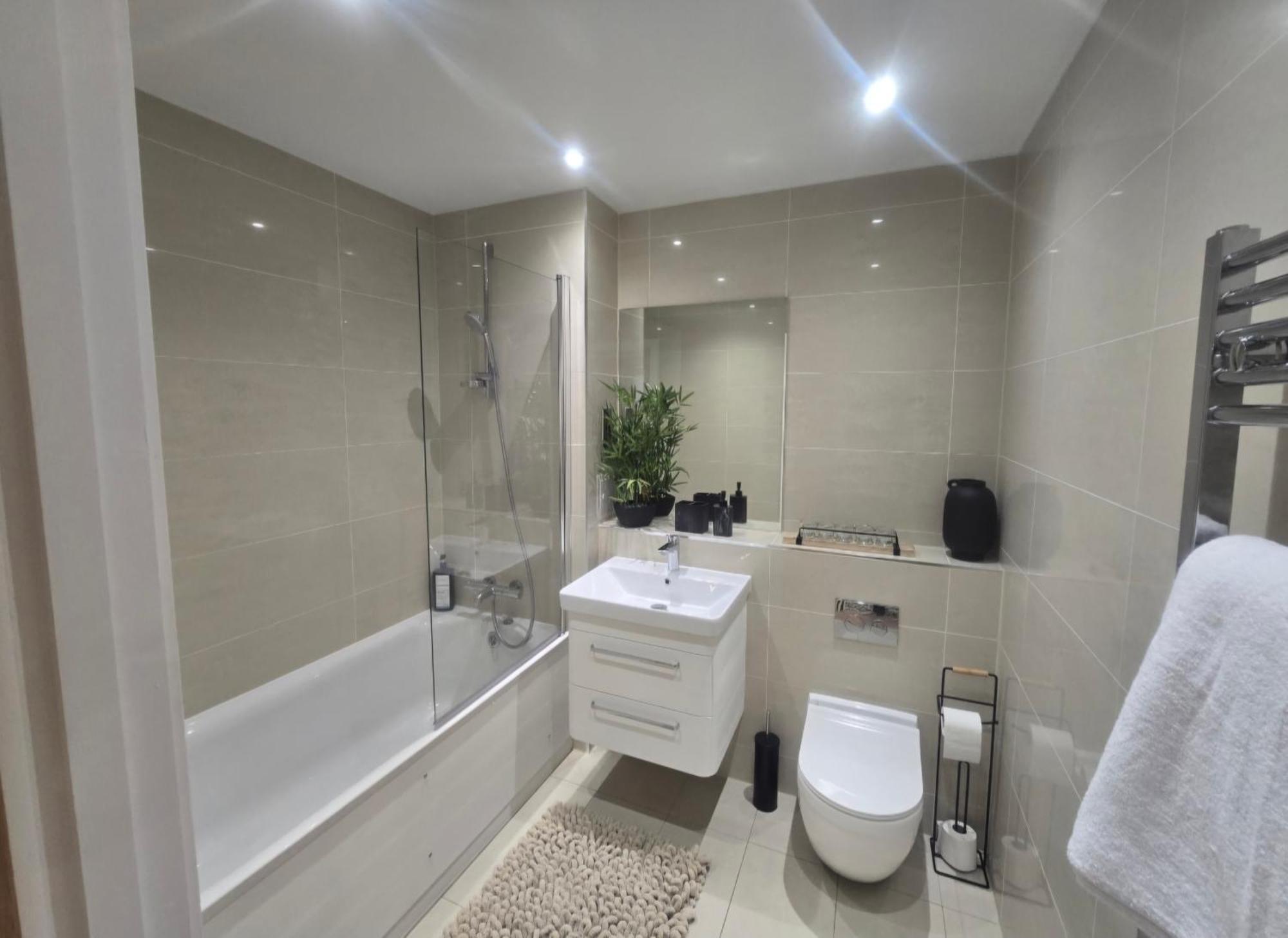 Snuggle Inn - Riverside Apartments - Views Over Looking London River Thames, Close To O2 Arena, London Excel, London City Airport, Thames Clipper- River Boat Service, Woolwich Ferry, Onsite Parking, Twin Room Option Available エクステリア 写真