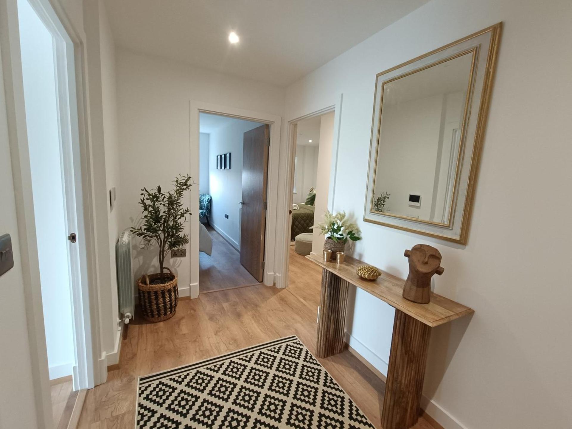 Snuggle Inn - Riverside Apartments - Views Over Looking London River Thames, Close To O2 Arena, London Excel, London City Airport, Thames Clipper- River Boat Service, Woolwich Ferry, Onsite Parking, Twin Room Option Available エクステリア 写真